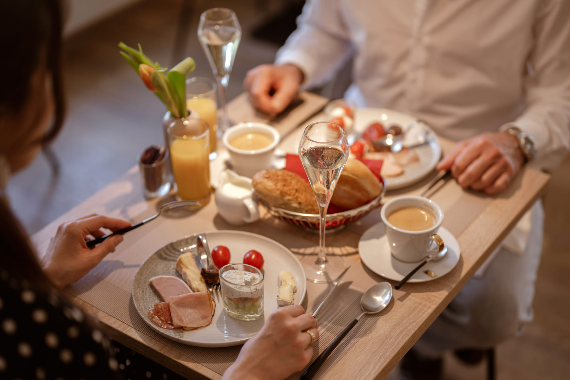 Genussvolles Frühstück zu zweit im Hotel Rosenvilla Salzburg mit liebevoll angerichteten regionalen Spezialitäten