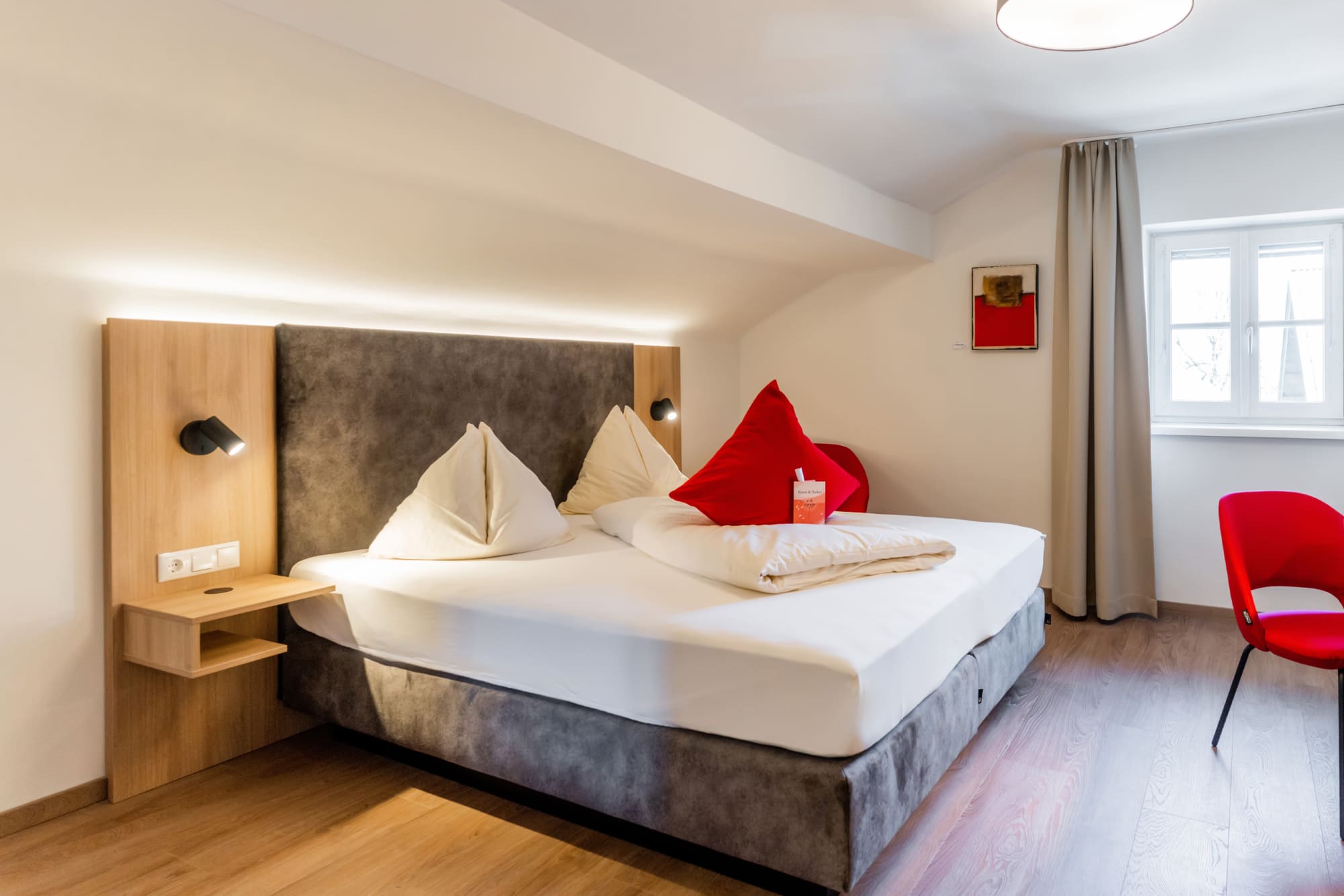 Doppelzimmer Classic in der Rosenvilla Salzburg mit gemütlichem Doppelbett und modernem Komfort für Ihren Aufenthalt