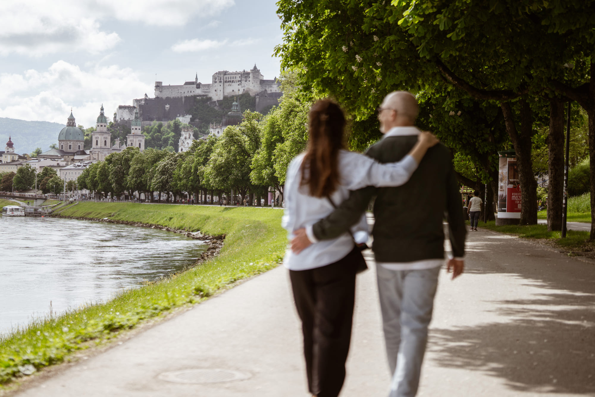 Spaziergang an der Salzach mit Blick auf die Festung Hohensalzburg und die Salzburger Altstadt