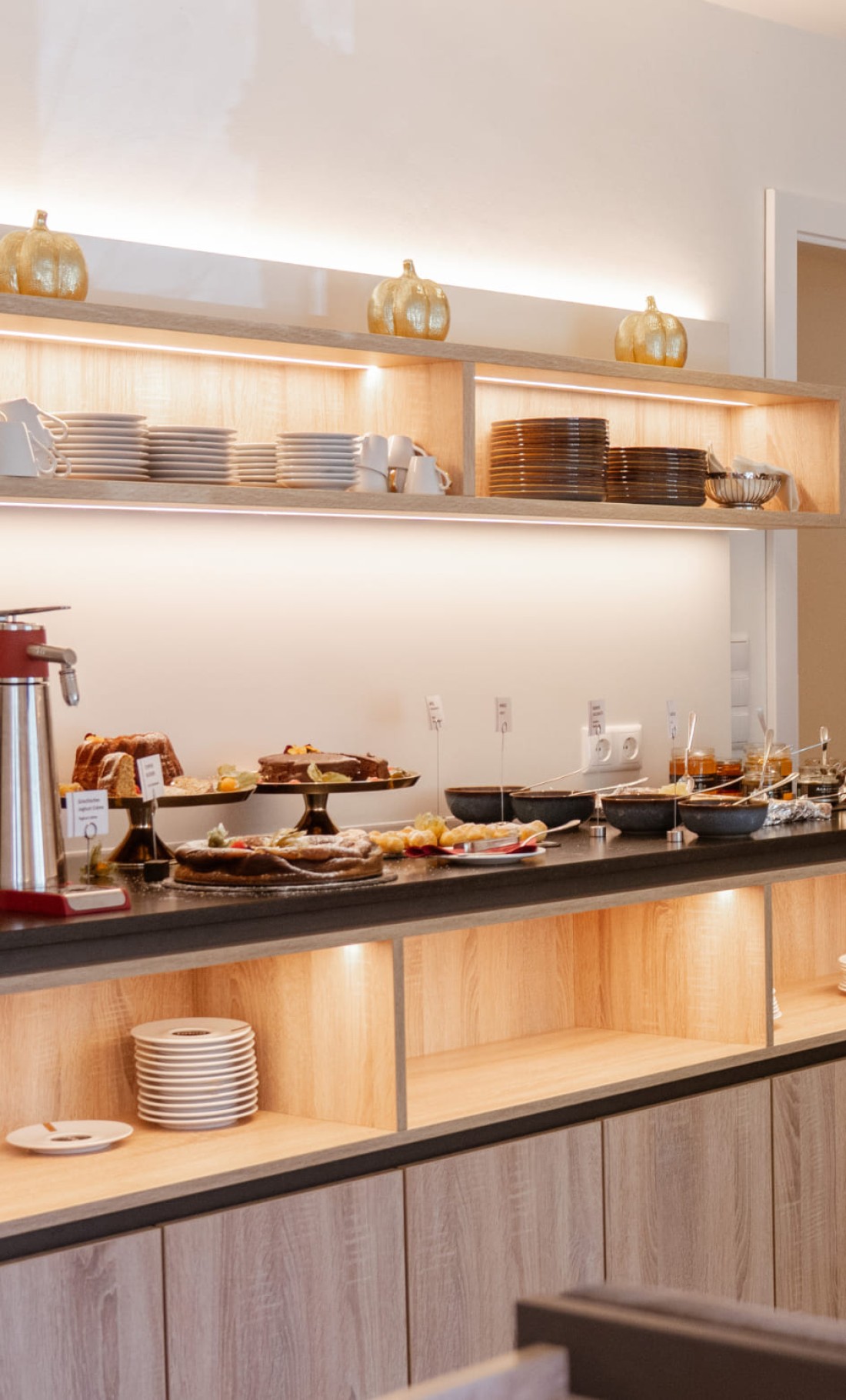 Liebevoll angerichtetes Fr&uuml;hst&uuml;cksbuffet