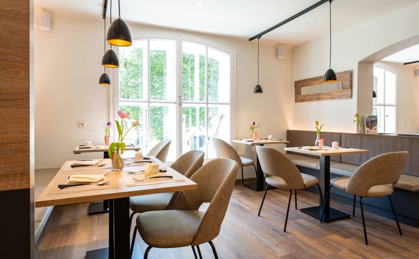 Heller Fr&uuml;hst&uuml;cksraum mit modernem Ambiente