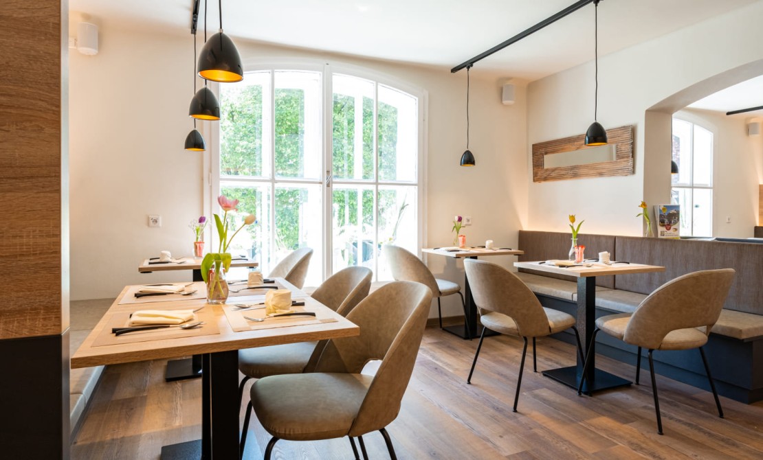 Heller Fr&uuml;hst&uuml;cksraum mit modernem Ambiente