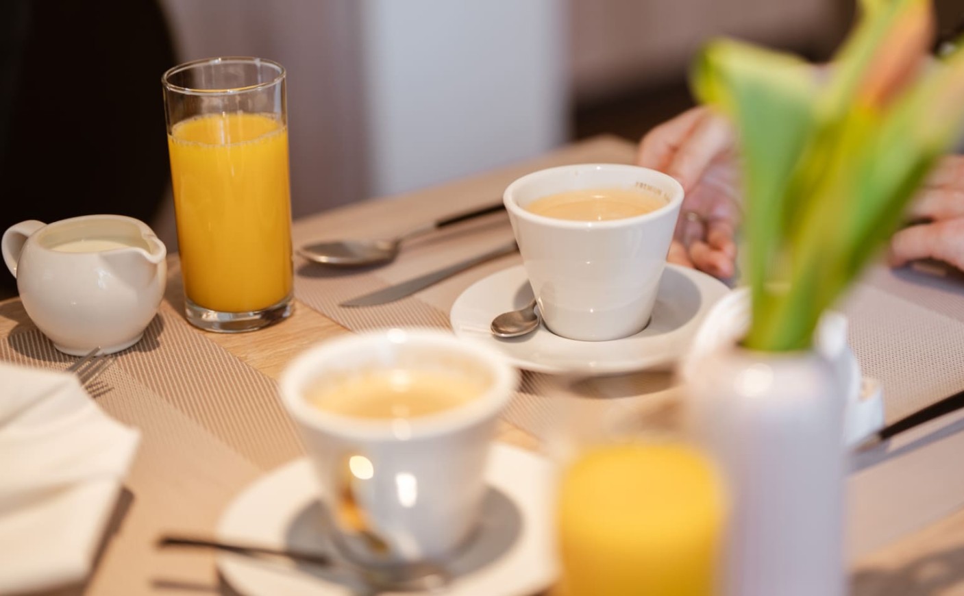 Fr&uuml;hst&uuml;ck mit Kaffee, frischem Saft und regionalen Spezialit&auml;ten