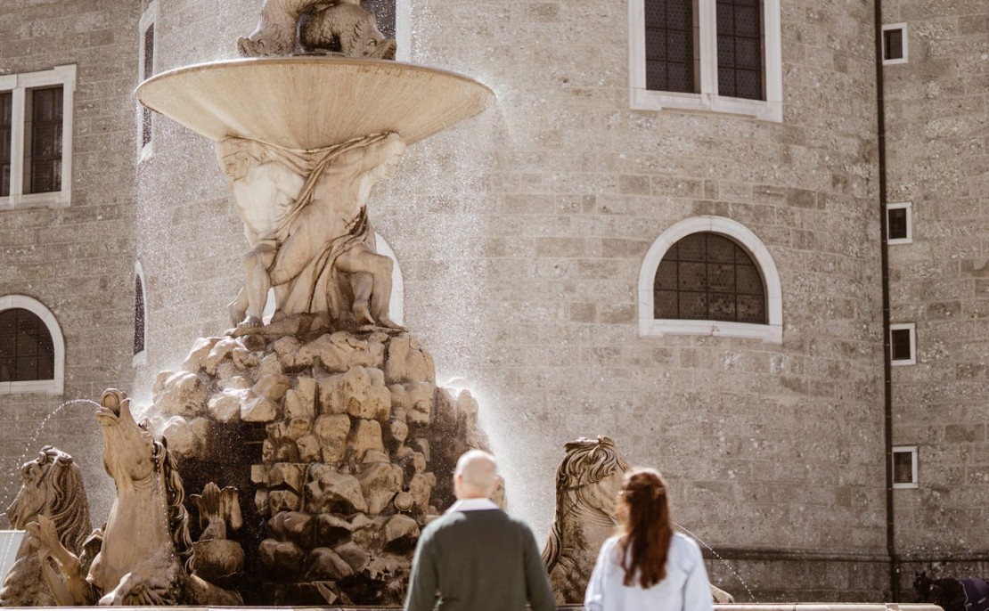 Gemeinsame Auszeit am Residenzbrunnen in Salzburg