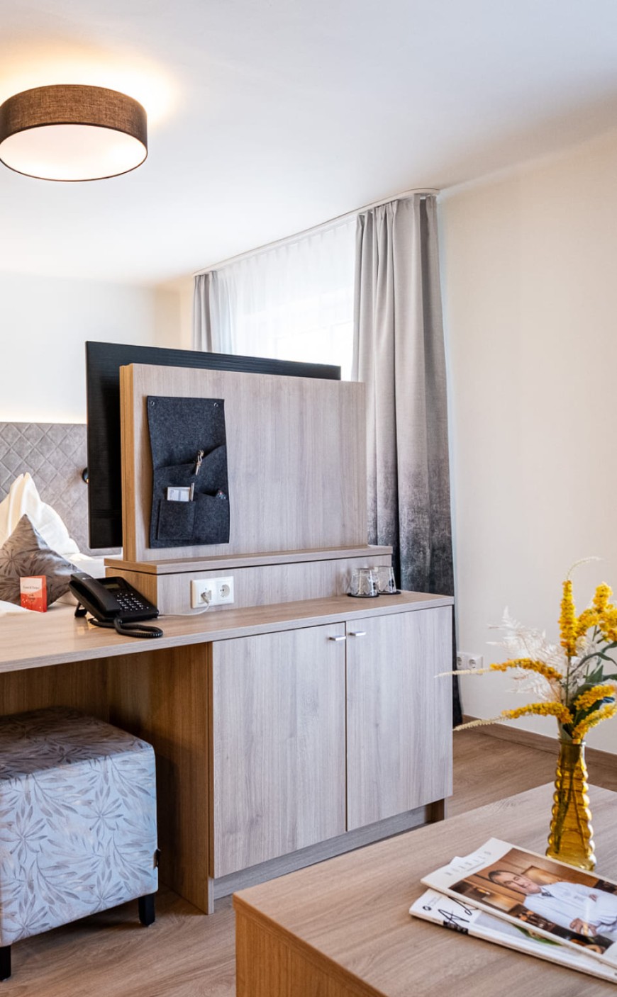 Modern ausgestattetes Zimmer mit Wohnbereich