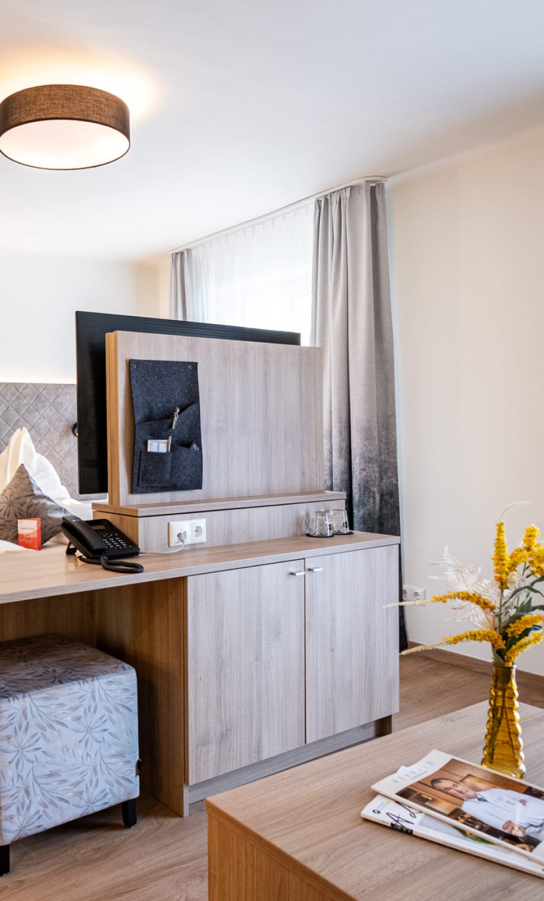 Modern ausgestattetes Zimmer mit Wohnbereich