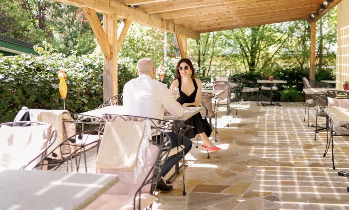 Fr&uuml;hst&uuml;ck auf der Gartenterrasse der Hotel Rosenvilla