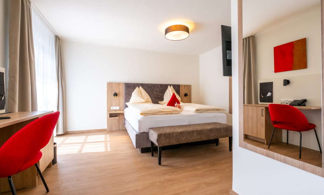 Helles Doppelzimmer mit gro&szlig;z&uuml;gigem Raumgef&uuml;hl