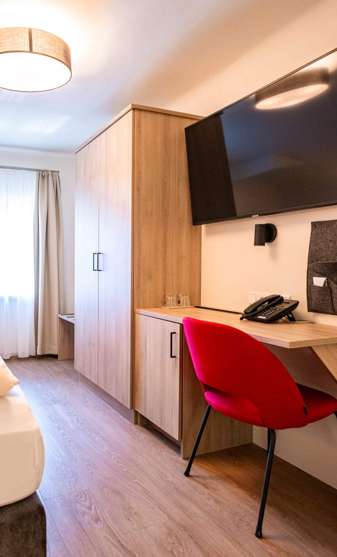 Arbeitsbereich mit Schreibtisch im Hotelzimmer