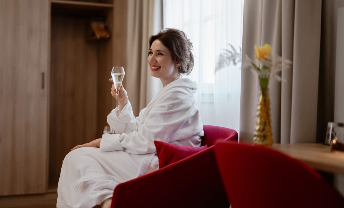 Entspannter Moment im Zimmer der Hotel Rosenvilla
