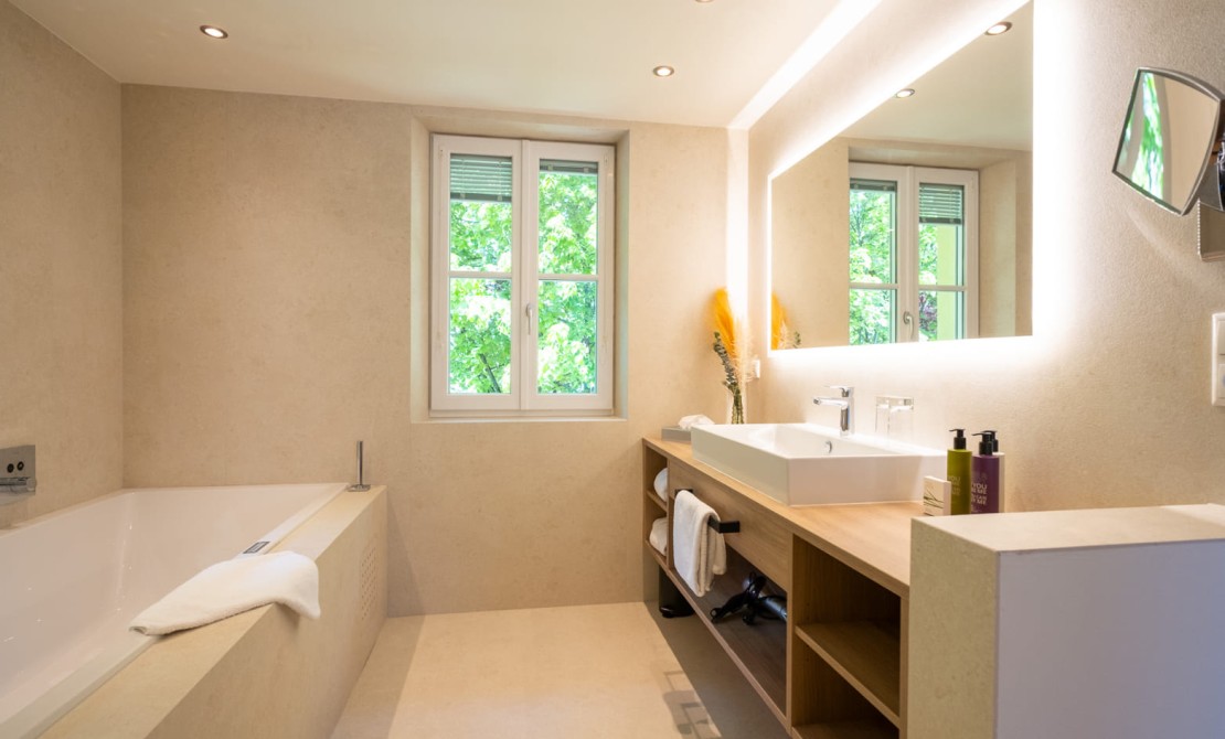 Modernes Badezimmer mit Badewanne und Doppelwaschtisch