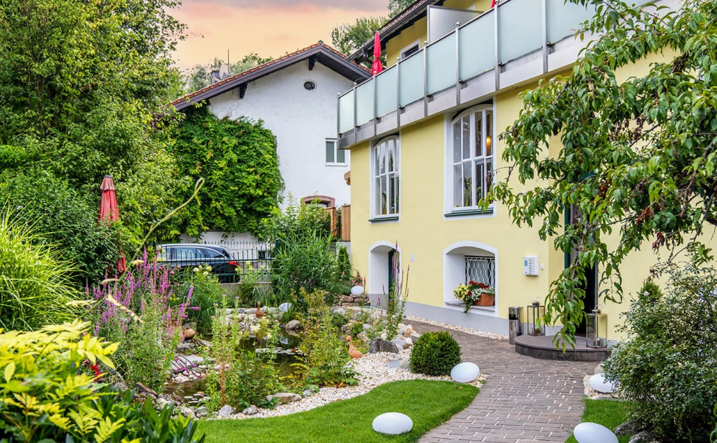 Au&szlig;enansicht der Hotel Rosenvilla mit gepflegtem Garten
