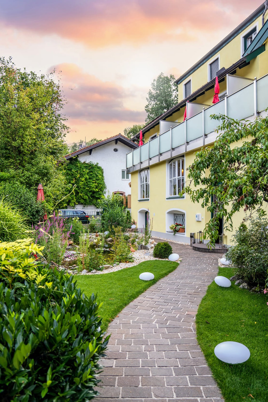 Au&szlig;enansicht der Hotel Rosenvilla mit gepflegtem Garten