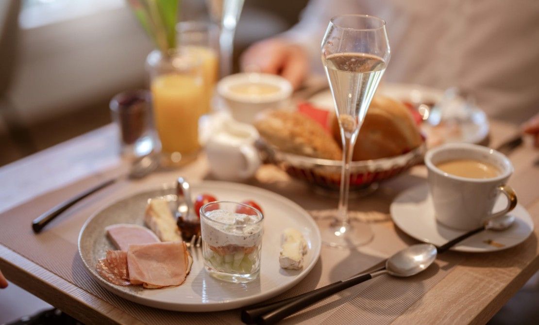 Regionales Fr&uuml;hst&uuml;ck mit frischen Spezialit&auml;ten in der Hotel Rosenvilla