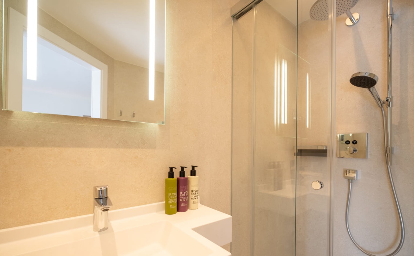 Badezimmer mit Regendusche im Doppelzimmer Classic