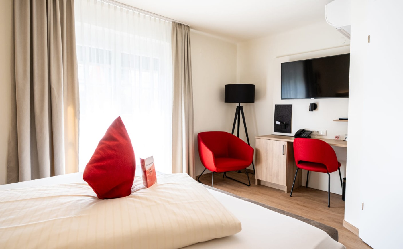 Sitzecke und TV-Bereich im Doppelzimmer Classic der Rosenvilla