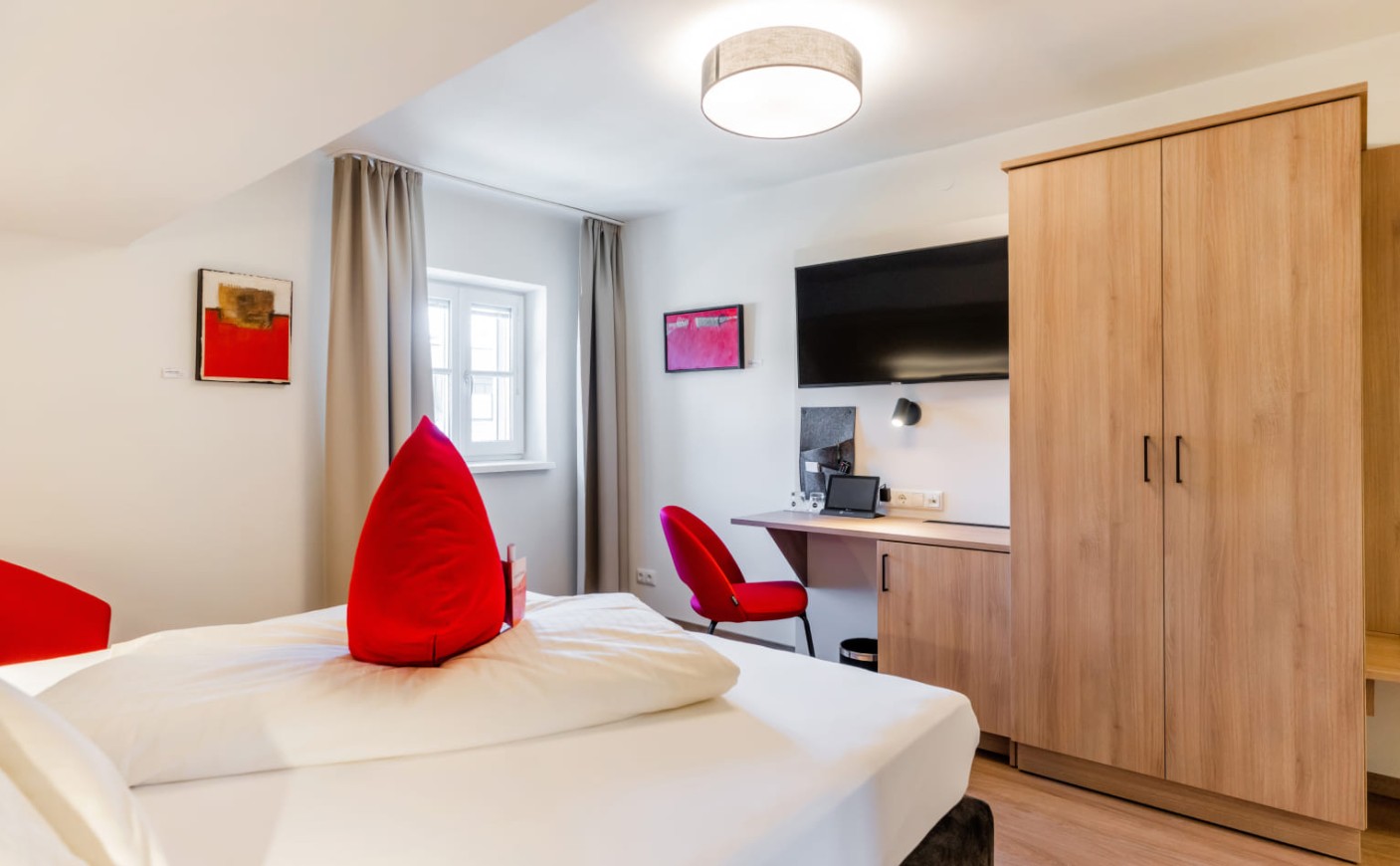 Doppelzimmer Classic der Rosenvilla Salzburg mit wohnlichem Ambiente und offenem Raumkonzept