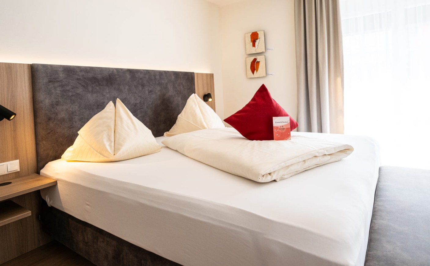 Komfortables Doppelbett und stilvolle Details im Doppelzimmer Classic