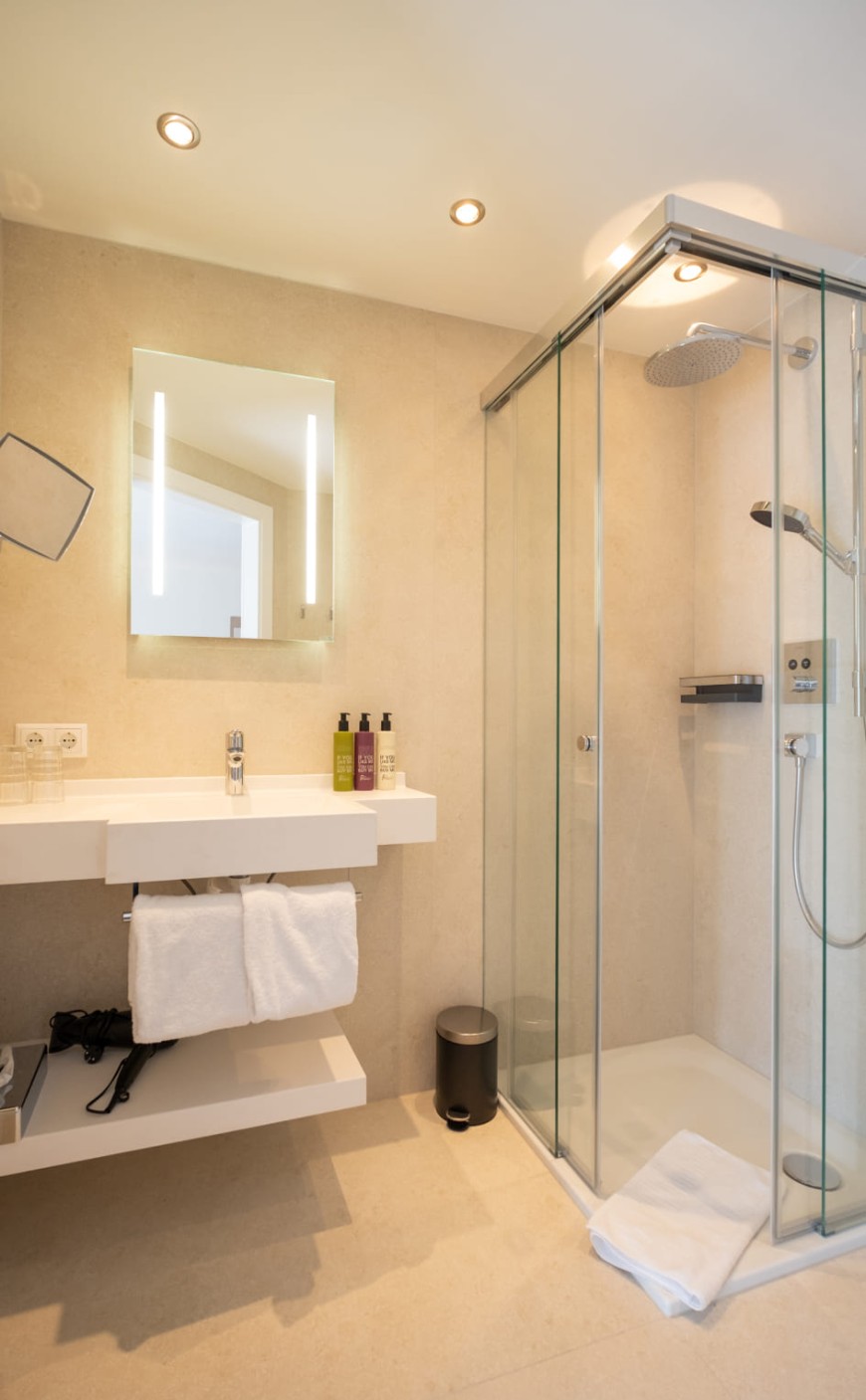 Modernes Badezimmer mit Regendusche im Doppelzimmer Classic
