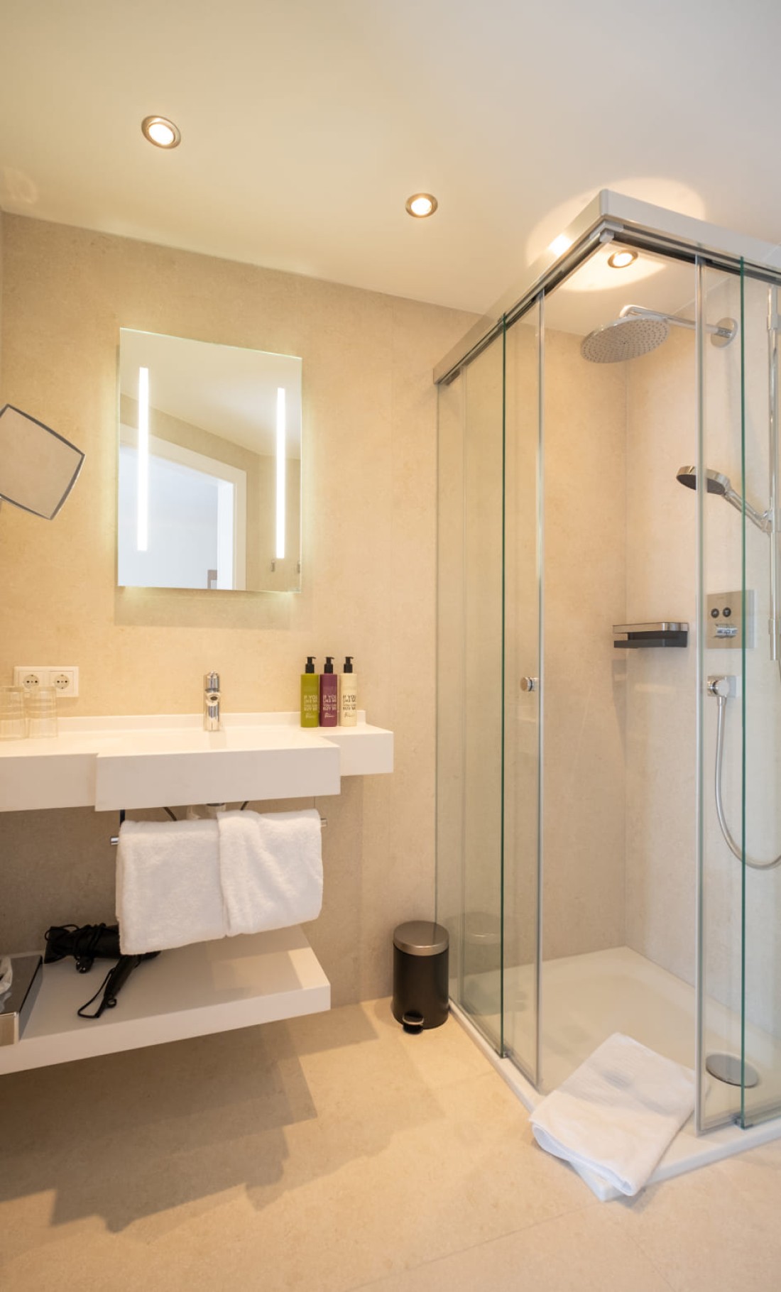 Modernes Badezimmer mit Regendusche im Doppelzimmer Classic