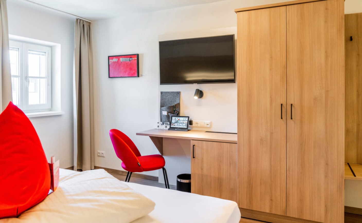 Doppelzimmer Classic mit Schreibtisch und moderner Ausstattung
