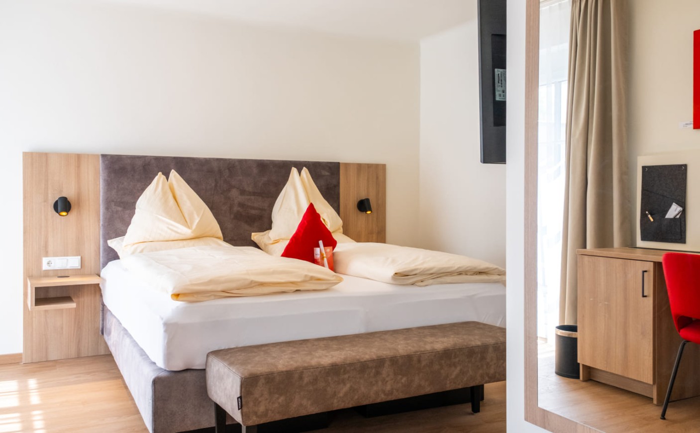 Schlafatmosph&auml;re im Doppelzimmer Deluxe mit Balkon der Rosenvilla Salzburg