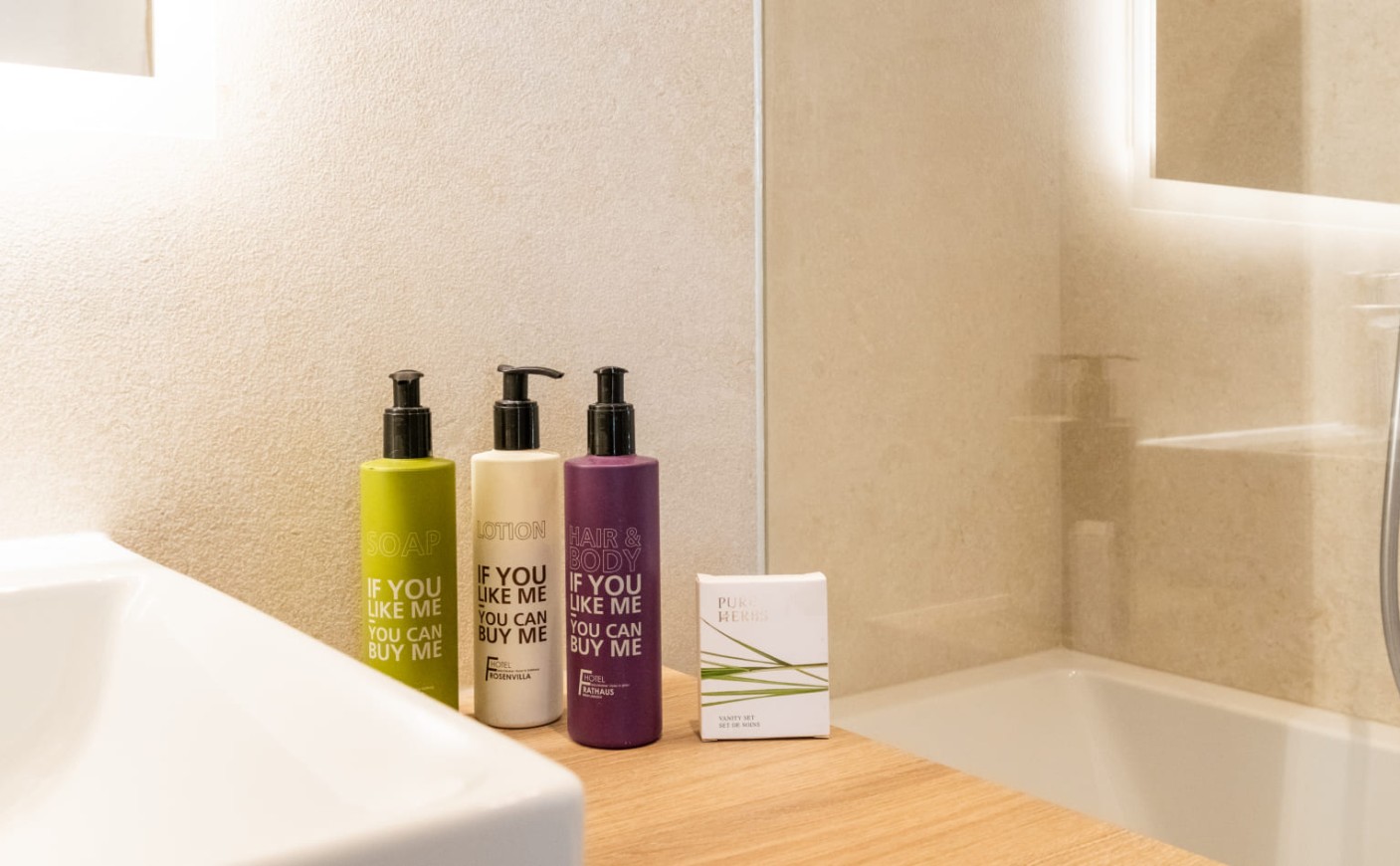 Pflegeprodukte und liebevolle Details im Badezimmer des Doppelzimmer Deluxe