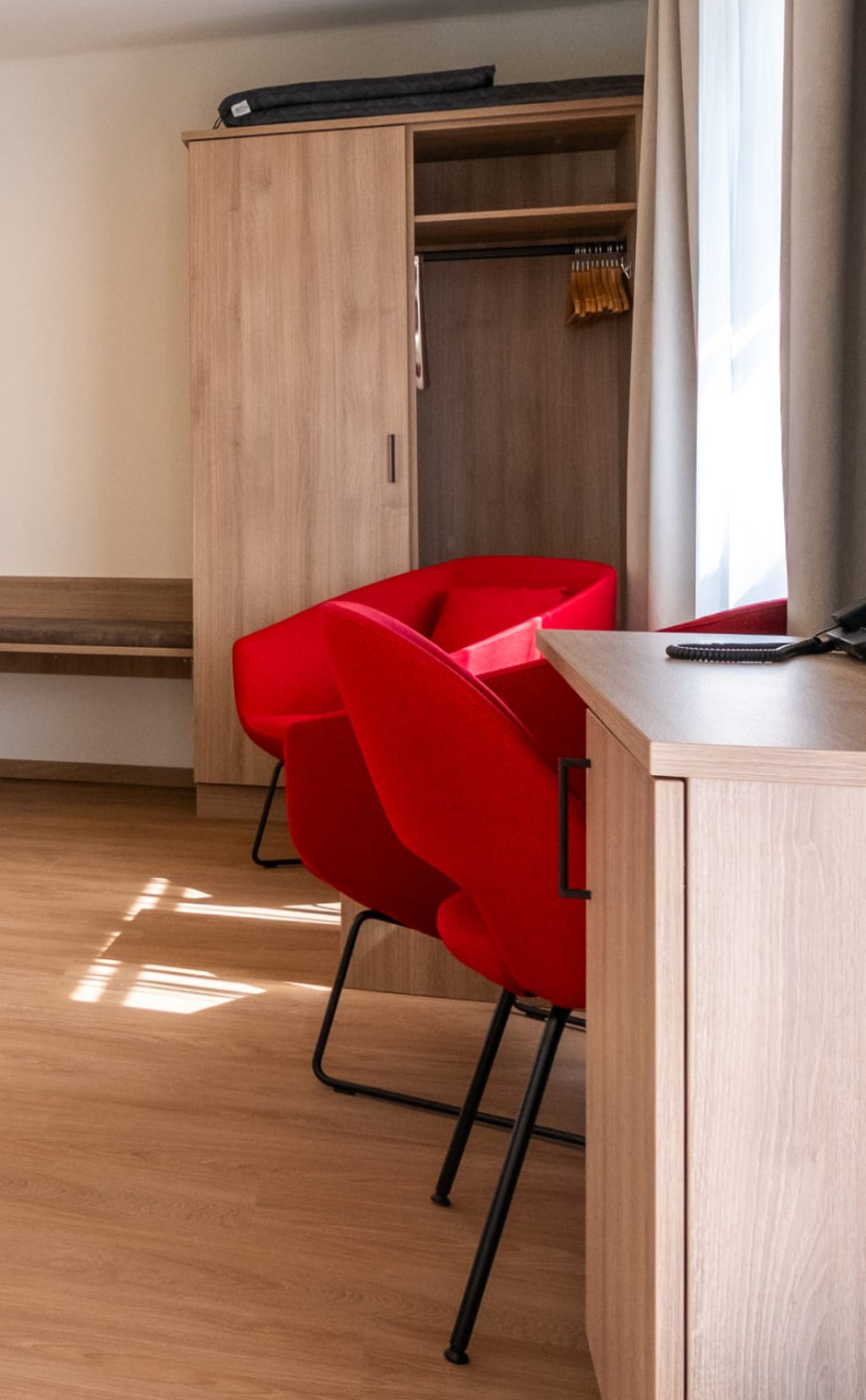 Schreibtisch und gem&uuml;tliche Sitzecke im Doppelzimmer Deluxe mit Balkon