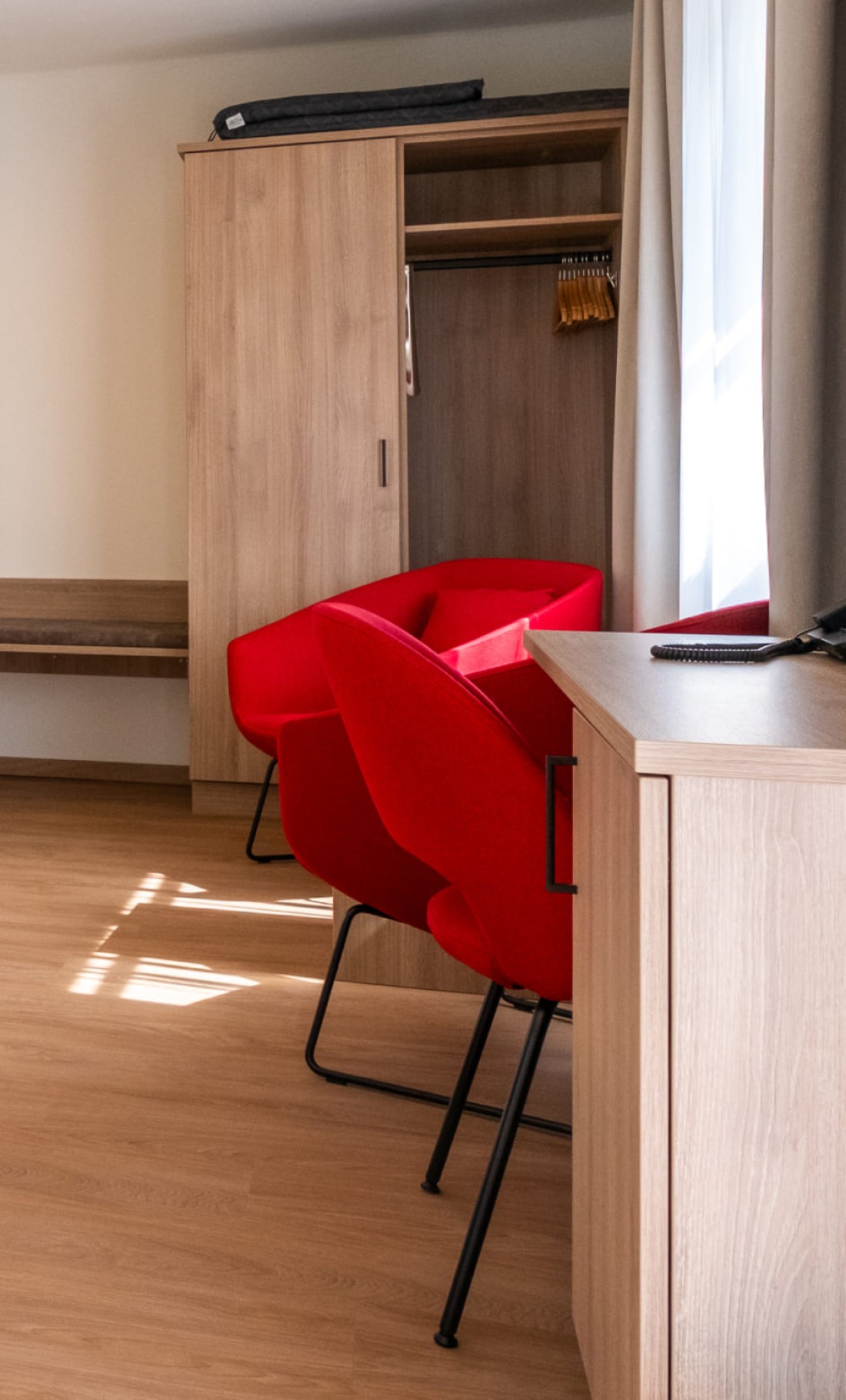 Schreibtisch und gem&uuml;tliche Sitzecke im Doppelzimmer Deluxe mit Balkon