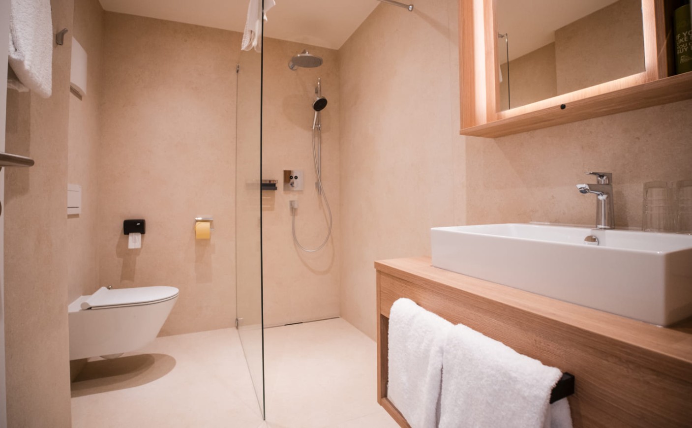 Modernes Badezimmer im Doppelzimmer Deluxe
