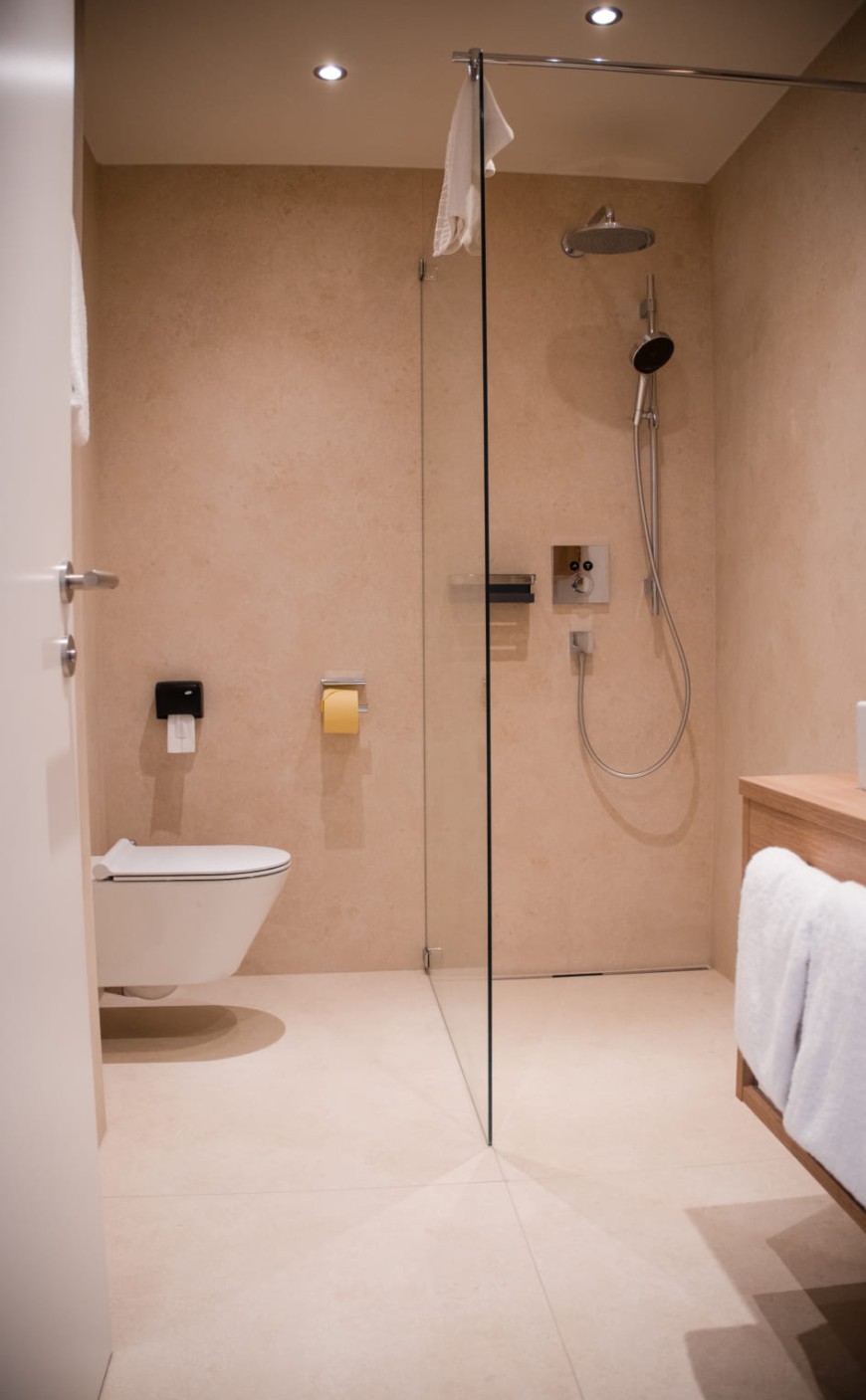 Badezimmer mit Regendusche im Doppelzimmer Deluxe der Rosenvilla Salzburg