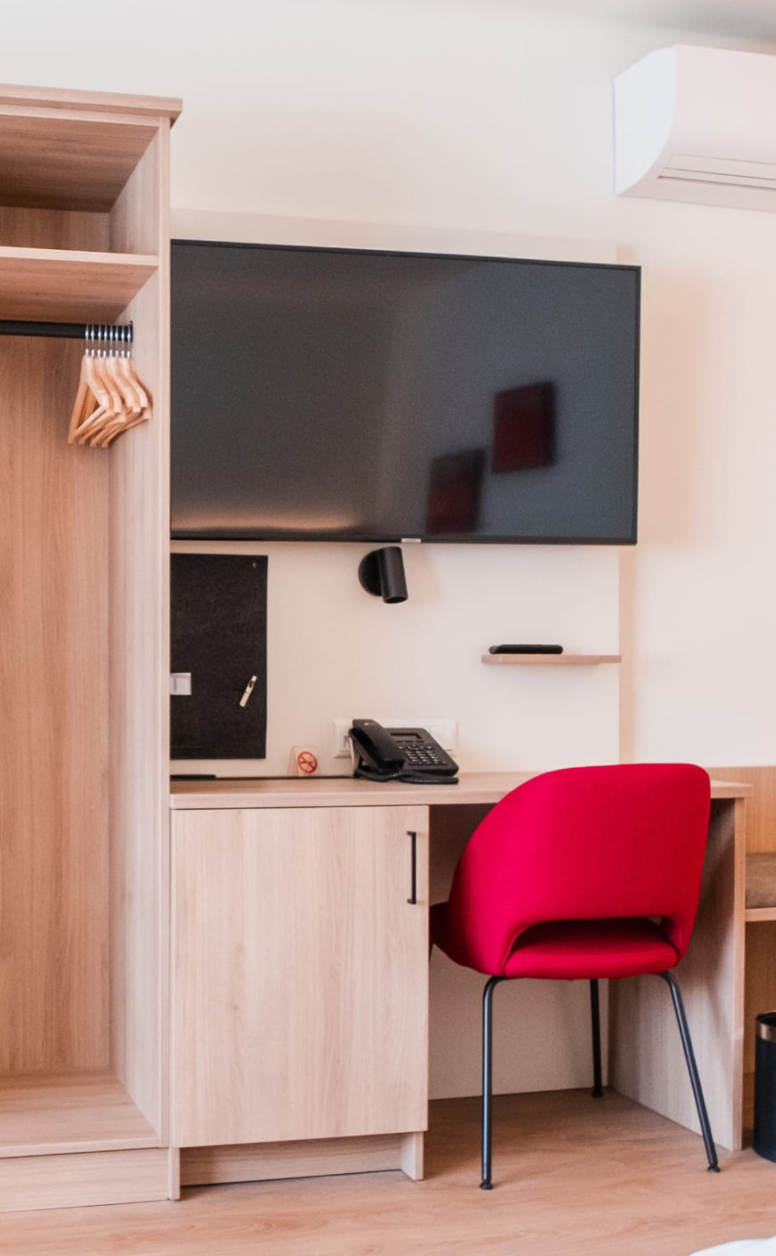 TV- und Arbeitsbereich im Doppelzimmer Deluxe der Rosenvilla Salzburg