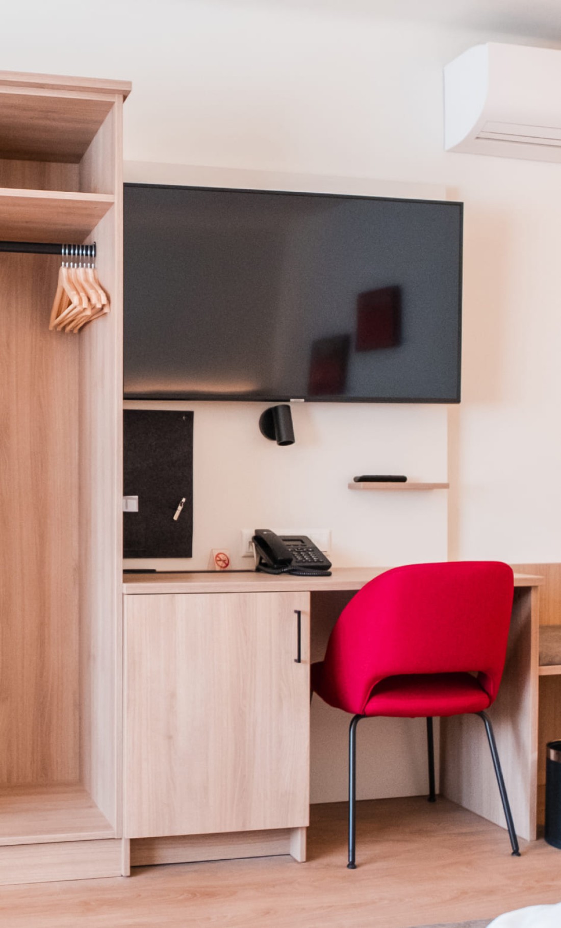 TV- und Arbeitsbereich im Doppelzimmer Deluxe der Rosenvilla Salzburg