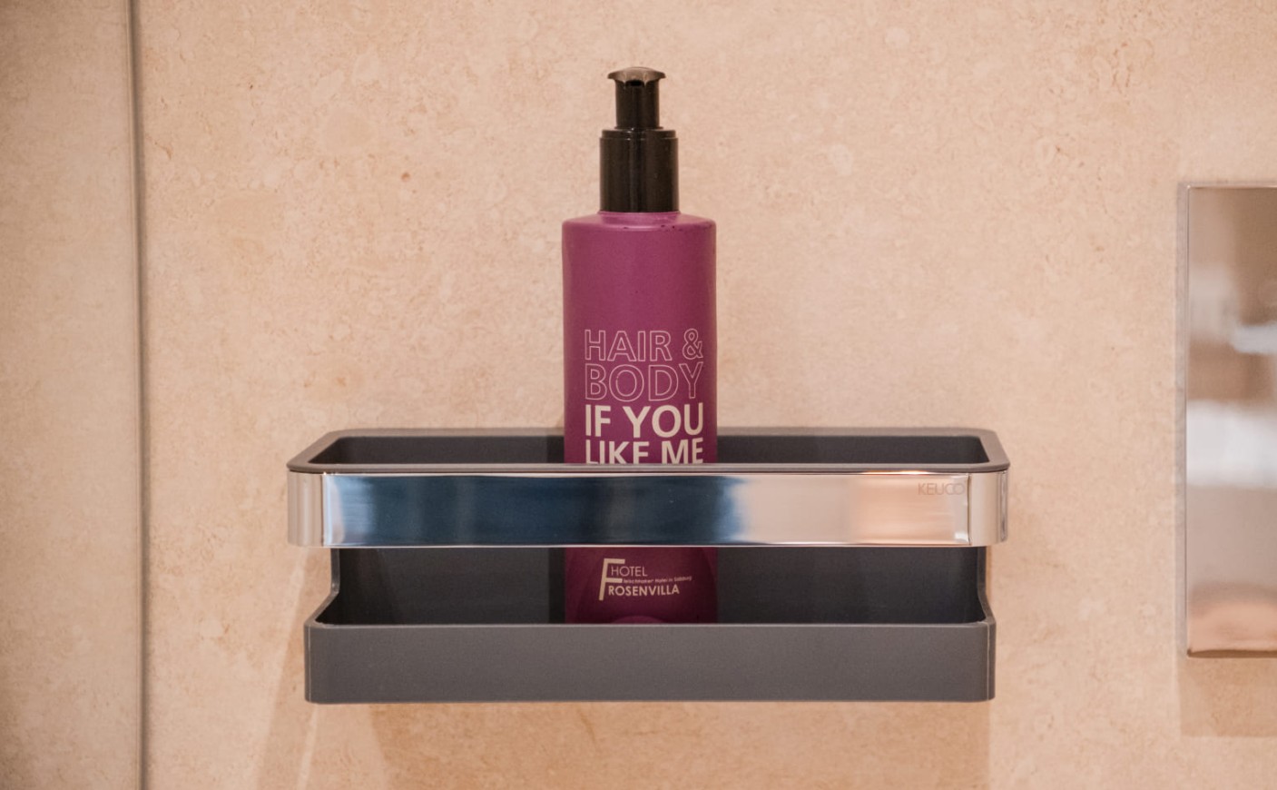 Details und hochwertige Pflegeprodukte im Badezimmer des Doppelzimmer Deluxe