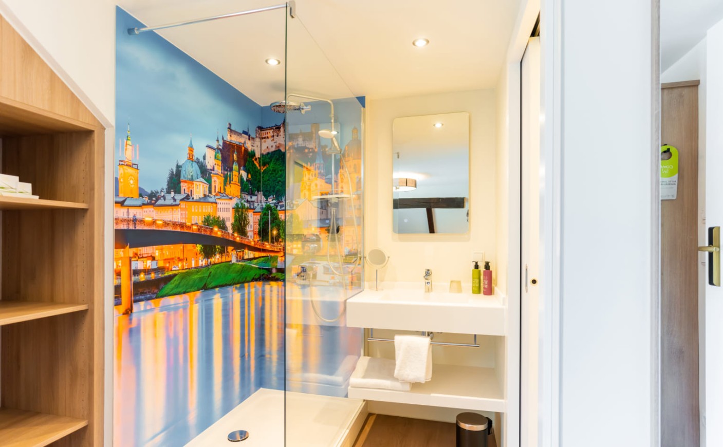 Badezimmer mit offenem Raumkonzept im Einzelzimmer