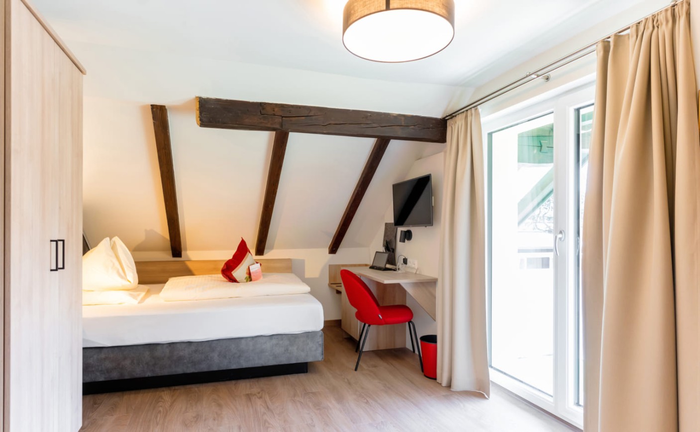 Einzelzimmer in der Rosenvilla Salzburg mit Balkon und stilvoller Einrichtung