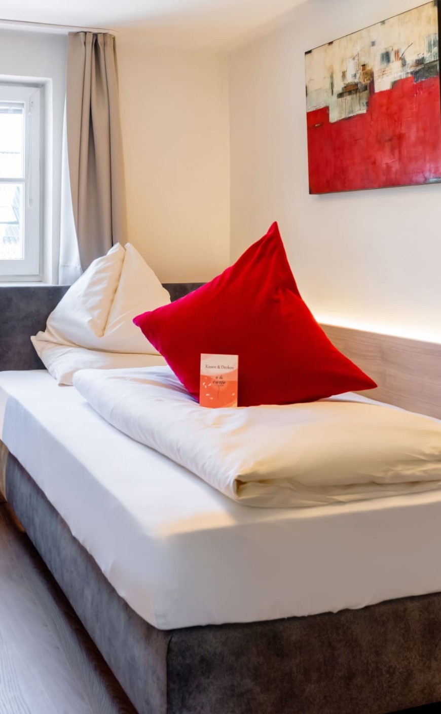 Schlafatmosph&auml;re im Einzelzimmer der Rosenvilla Salzburg