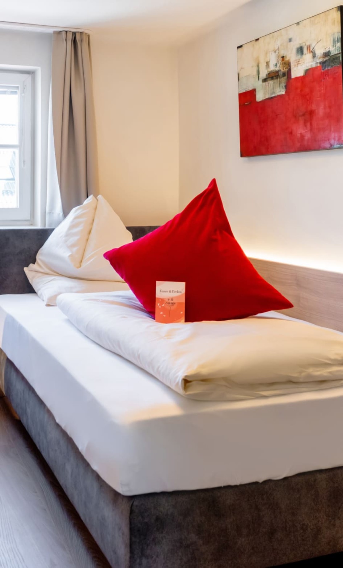 Schlafatmosph&auml;re im Einzelzimmer der Rosenvilla Salzburg