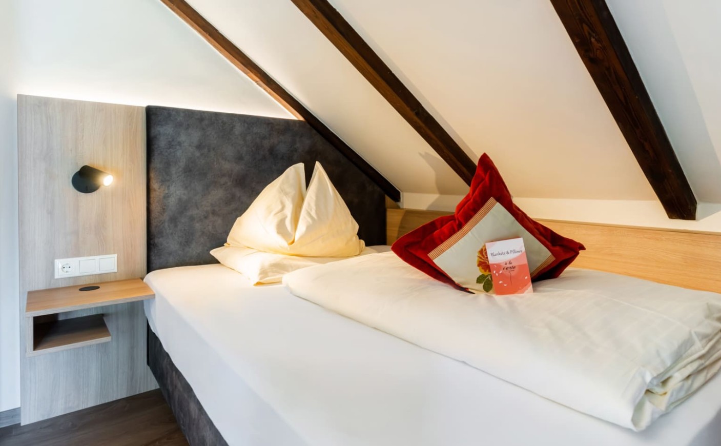 Rosenvilla Salzburg mit gem&uuml;tlichem Bett und Zugang zum Balkon
