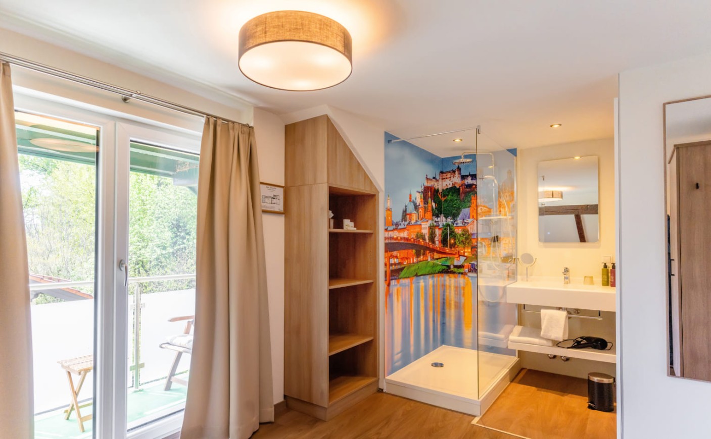 Einzelzimmer der Rosenvilla Salzburg mit Balkon und stilvoller Einrichtung