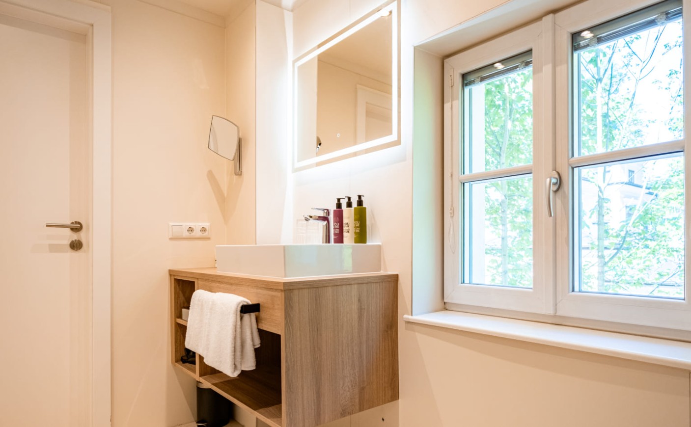 Helles Badezimmer mit Tageslicht in der Junior Suite in Salzburg
