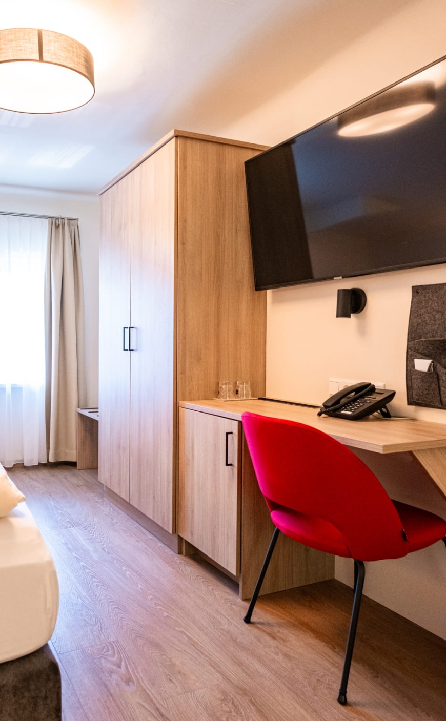 Schreibtisch und TV-Bereich in der Junior Suite der Rosenvilla Salzburg