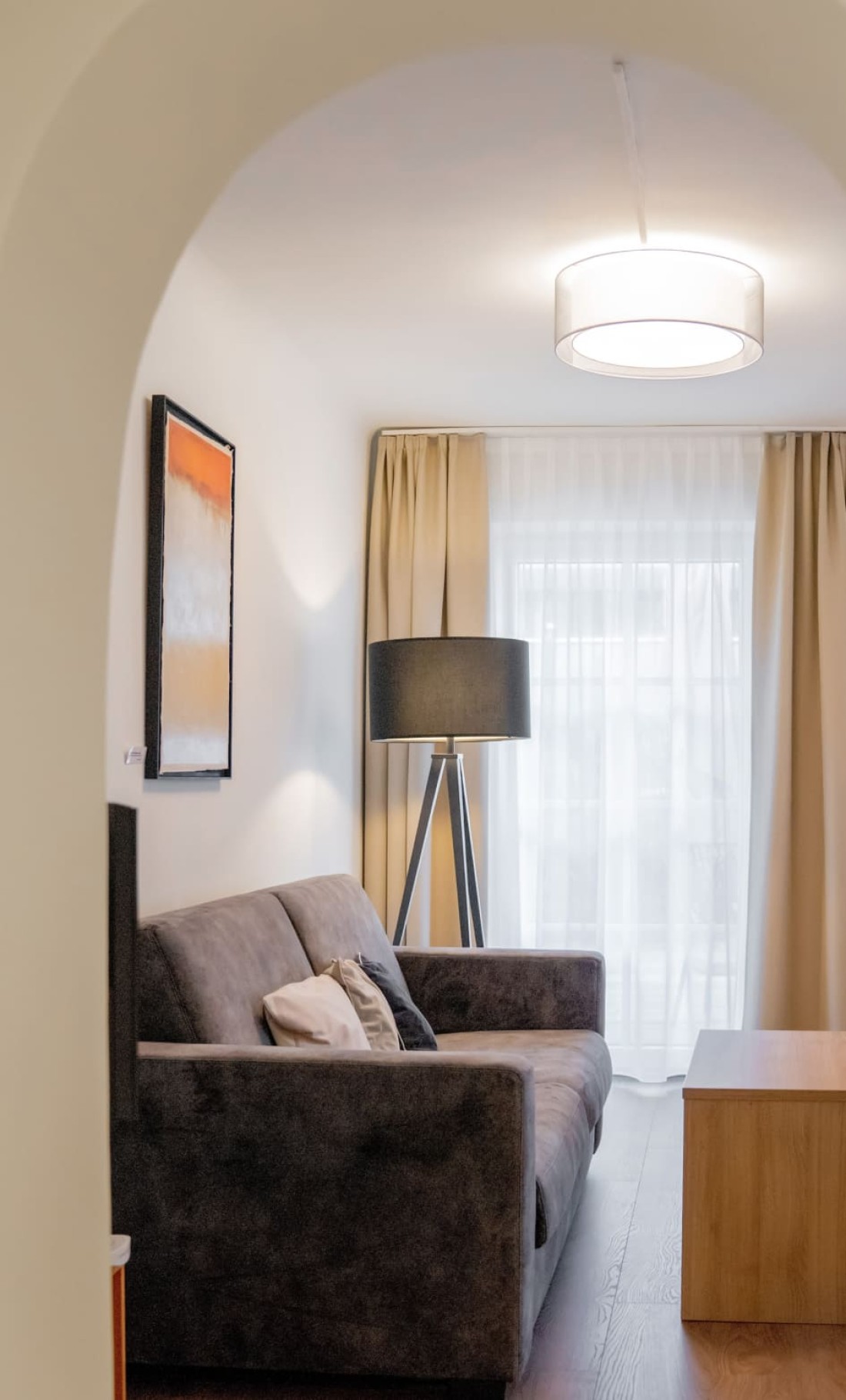 Gem&uuml;tliche Sitzecke mit Sofa und Designleuchte in der Rosensuite