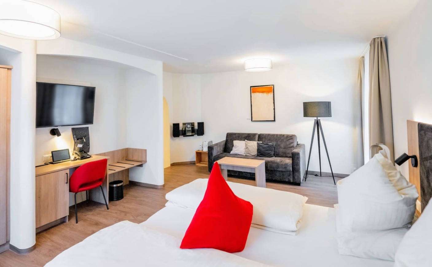 Salzburg &ndash; Rosensuite der Rosenvilla mit gem&uuml;tlicher Sitzecke und viel Platz