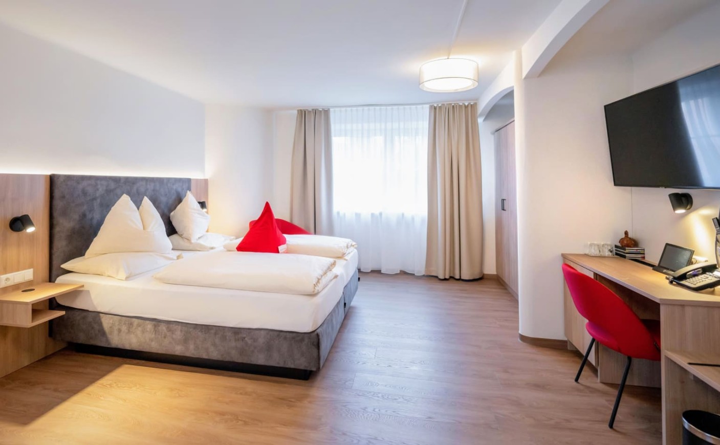 Rosensuite in der Rosenvilla Salzburg mit gro&szlig;z&uuml;gigem Doppelbett und stilvoller Einrichtung