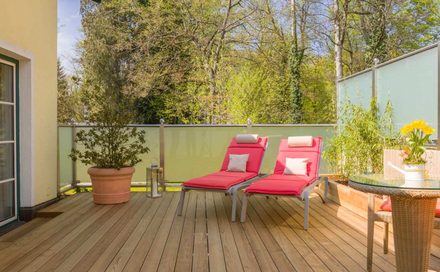 Private Terrasse der Rosensuite mit Liegen und Blick ins Gr&uuml;ne