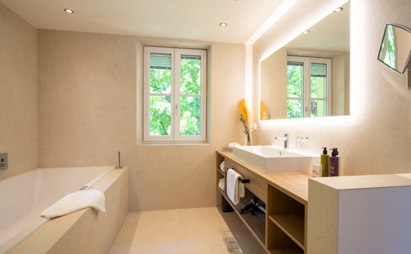 Badezimmer mit Whirlwanne und Doppelwaschtisch in der Rosensuite