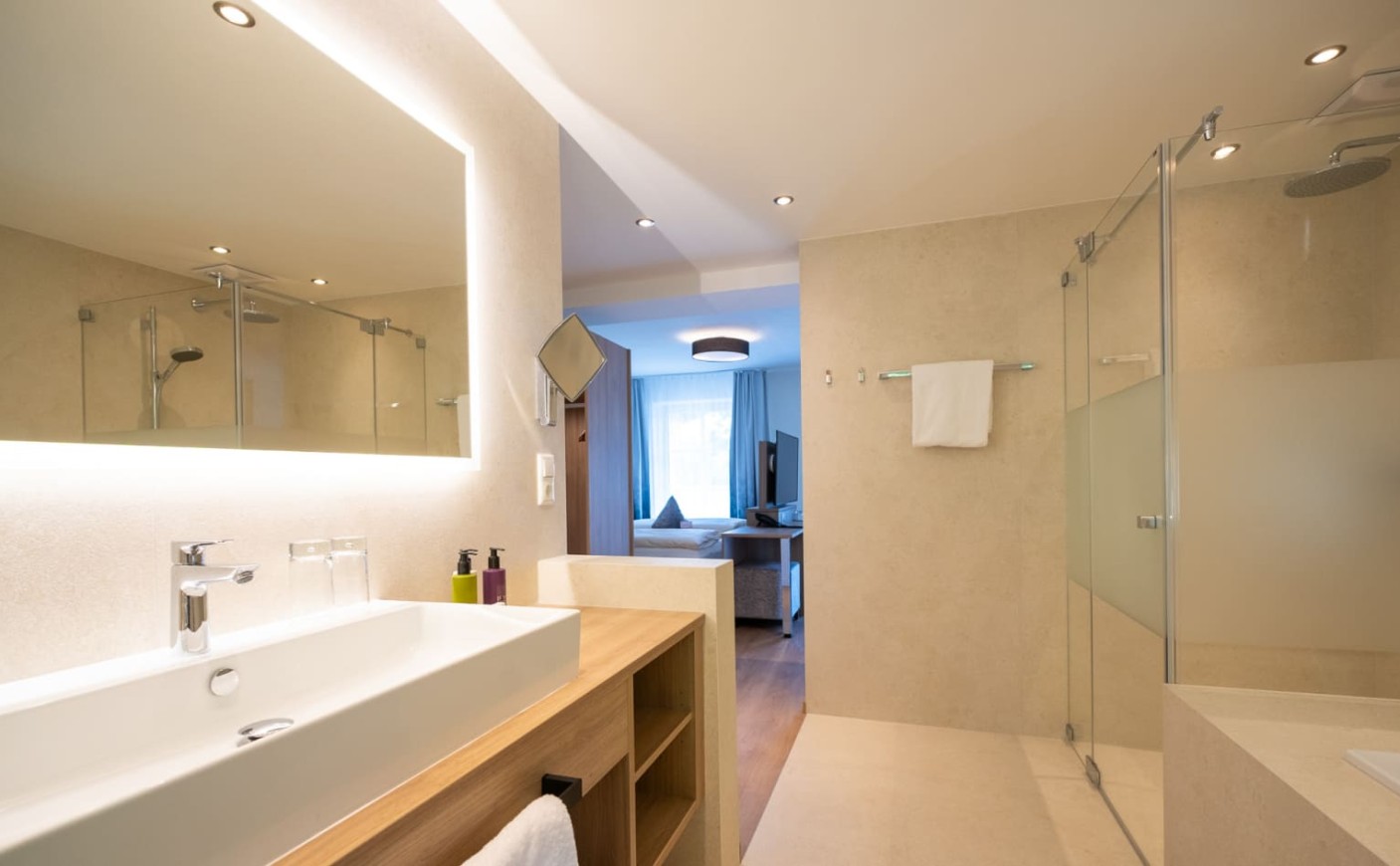 Badezimmer mit Regendusche und Whirlwanne in der Suite Exklusiv