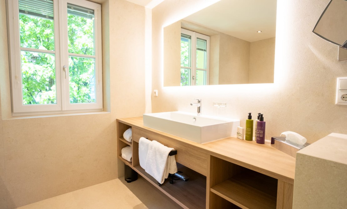 Badezimmer mit Doppelwaschtisch in der Suite Exklusiv der Rosenvilla Salzburg
