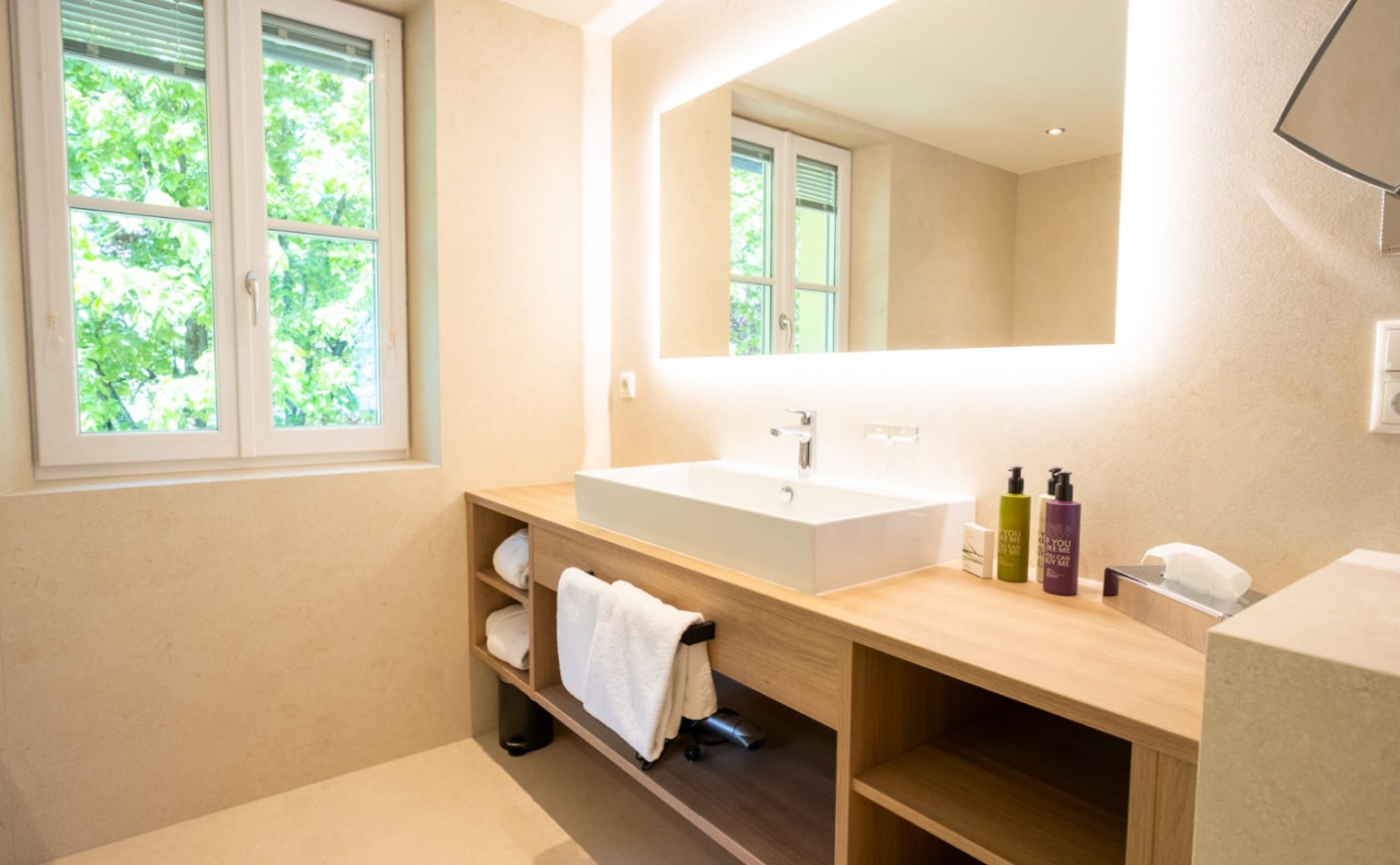 Badezimmer mit Whirlwanne und viel Tageslicht in der Suite Exklusiv